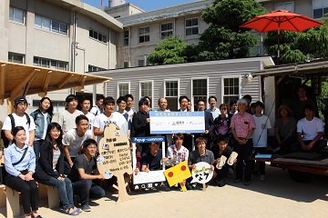 関係者，ボランティア学生との写真