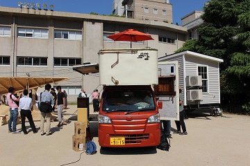 移動型コミュニティスペースとして改良した軽トラック