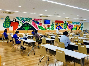 食堂に元気になる絵が描いてあるアトルの写真。