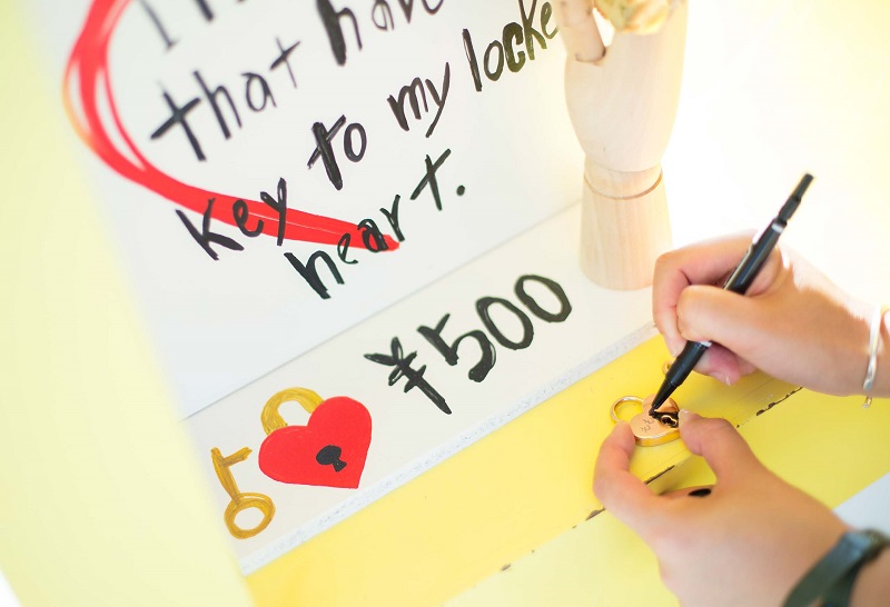 画像：南京錠に願いをこめて