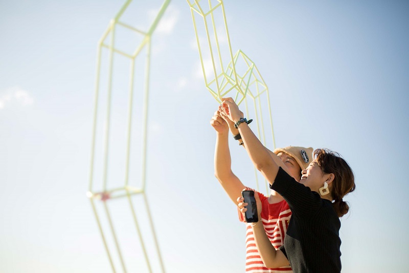 画像：南京錠をかける姿