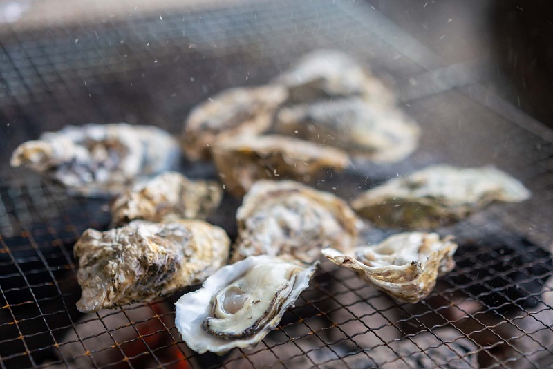 画像:マガキの調理の様子