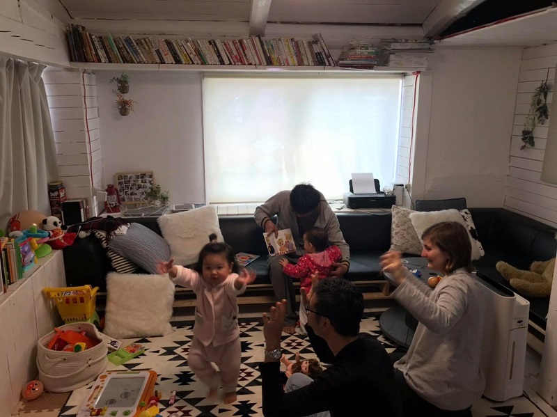 画像:海外からのゲストが⼀緒に寛ぐ様