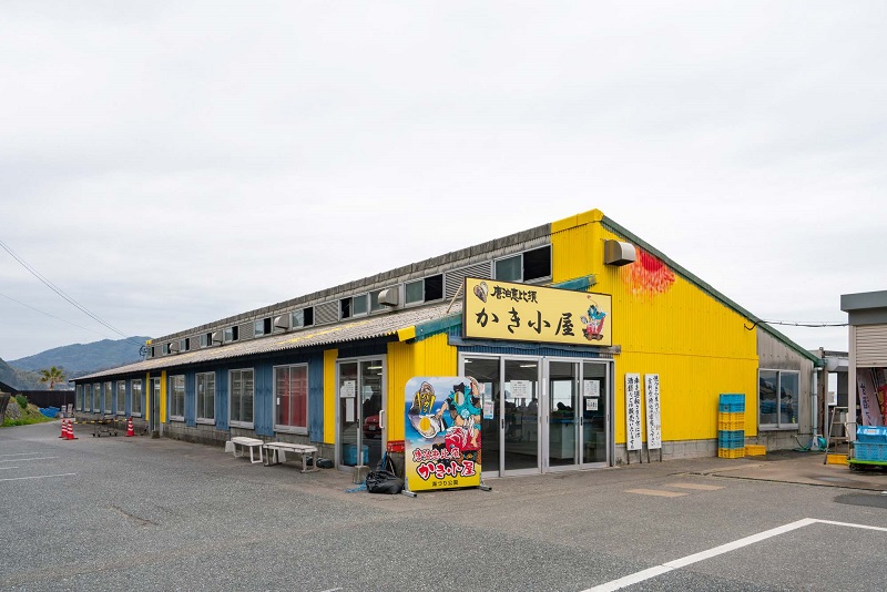 画像:⻩⾊い壁が⽬印のカキ⼩屋