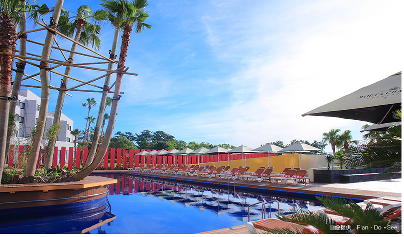 画像:メキシコの建築家「ルイス・バラガン」に着想を得たビビッドカラーの造作が随所に現れている様子