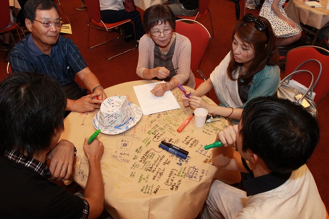 テーブルでの対話の様子