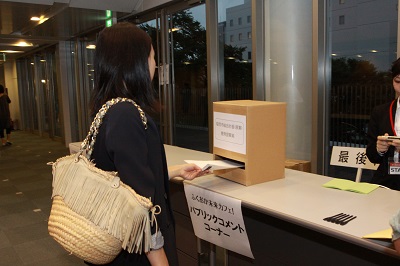 みらいカフェ終了後に意見を提出されている画像です。