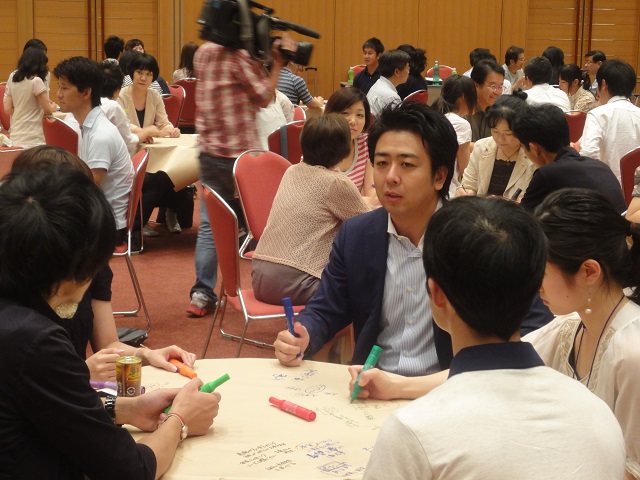 髙島市長がテーブルで対話する様子