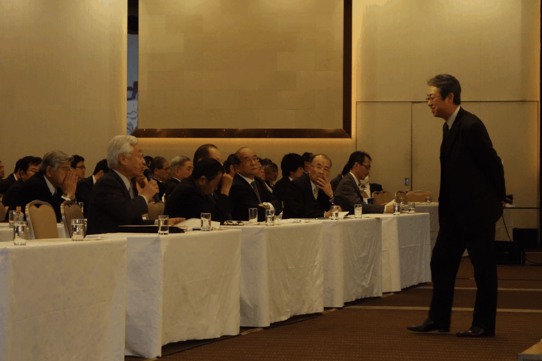 パネルディスカッションでの会場とのやり取りの様子