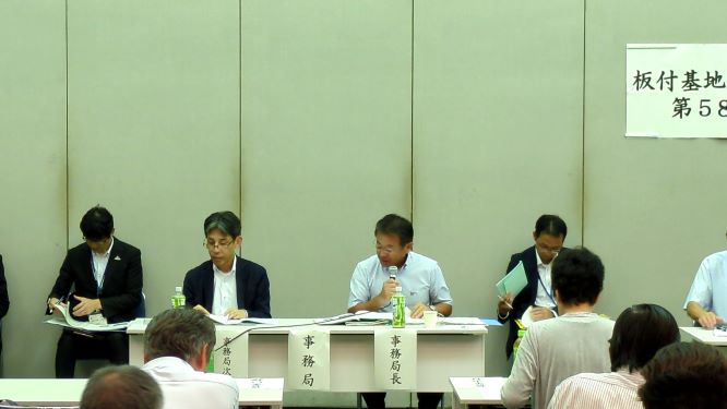 議案等について説明している写真