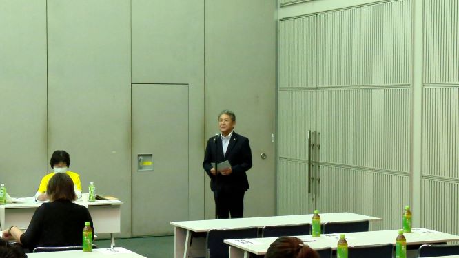 打越新会長が挨拶している写真