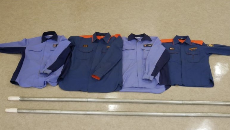 １　準備するのはシャツ数枚と丈夫な棒２本。写真では作業着の上衣４枚を準備している。