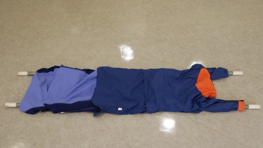 ３　２と同じ要領で残り３枚のシャツも棒に通していく。棒に通したシャツはそれぞれが１部重なり合うように調節する。