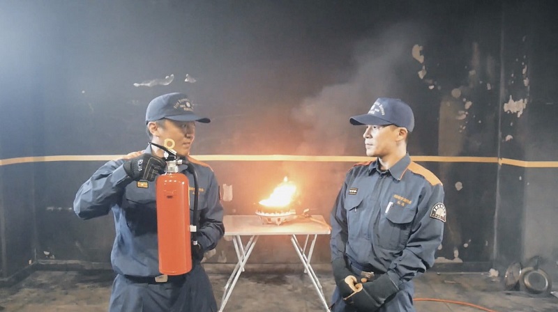 消火器を手に持っているイメージ画像