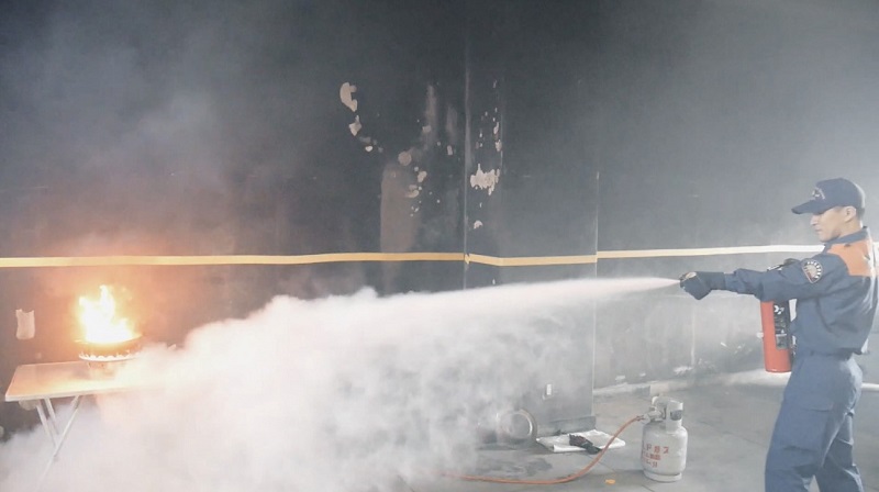 消火器を噴射しているイメージ画像