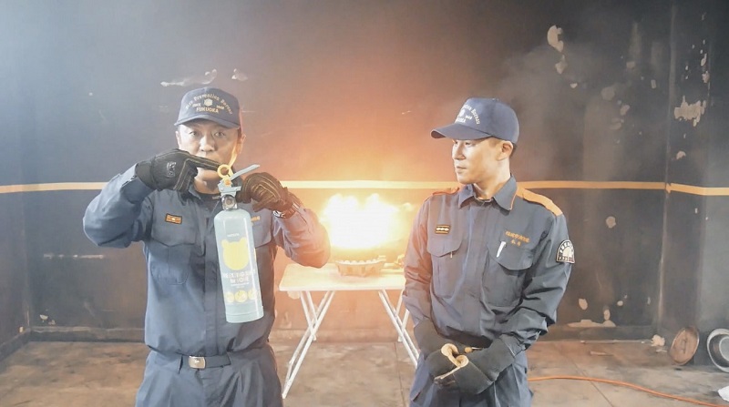 住宅用消火器をもっているイメージ画像