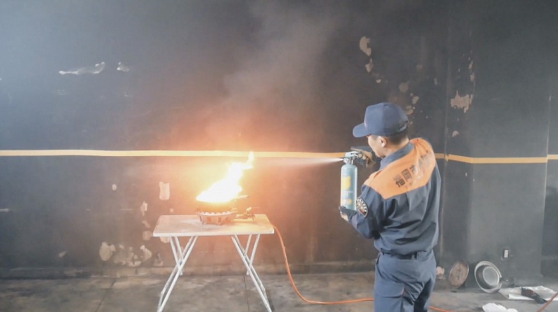 住宅用しょうかきを噴射しているイメージ画像