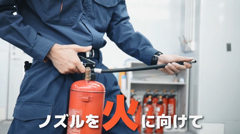 ノズルを火に向けるイメージ画像
