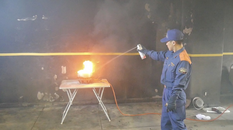 スプレータイプの消火器を噴射しているイメージ画像