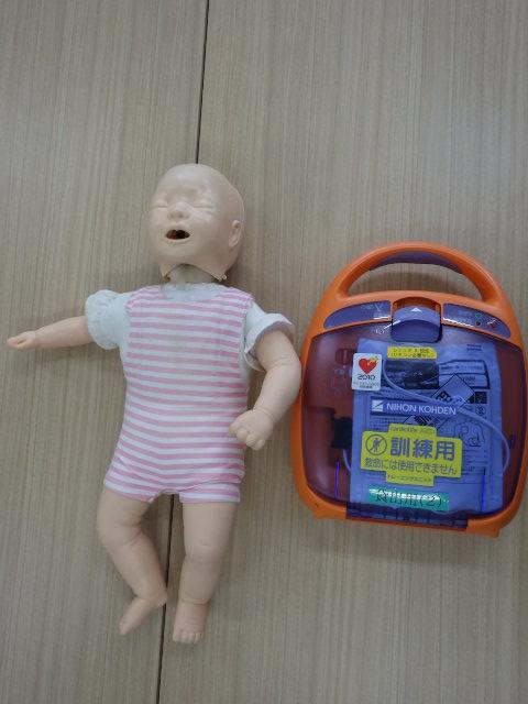 乳児用訓練人形とAEDトレーナー