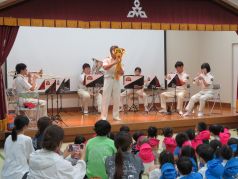 ステージ上でアンサンブル演奏をする福岡市消防音楽隊の写真