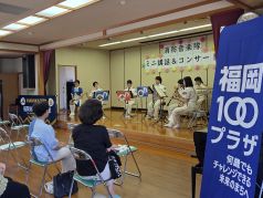 ステージ上でアンサンブル演奏をする福岡市消防音楽隊の写真