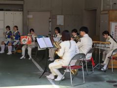 アンサンブル演奏を行う福岡市消防音楽隊の写真