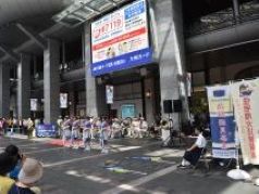 博多駅前で演奏している写真