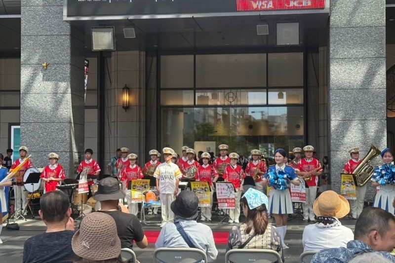 福岡ソフトバンクホークスのユニフォームを着用している福岡市消防音楽隊とカラーガード隊の写真