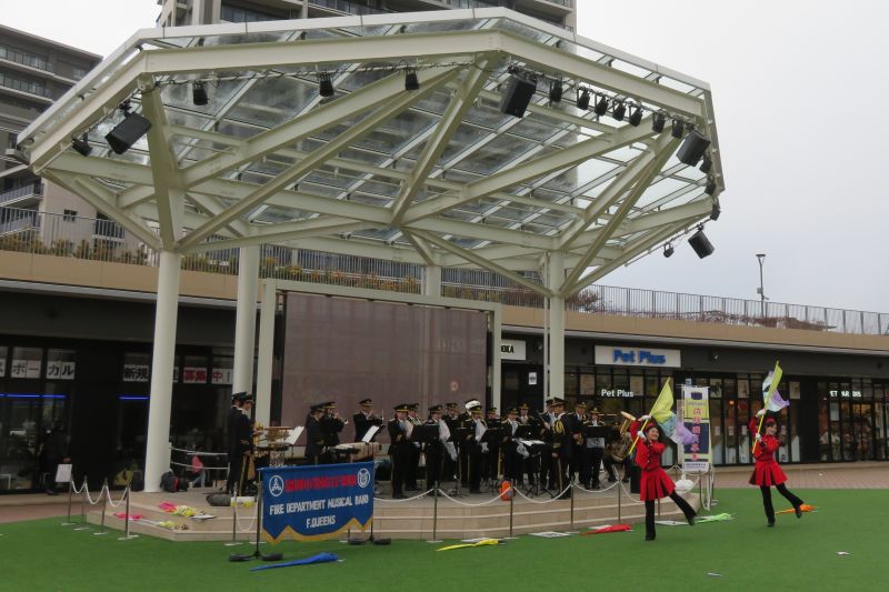 演奏、演技をする消防音楽隊の写真