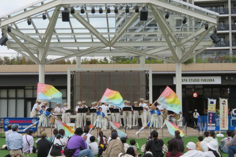 演奏・演技を行う福岡市消防音楽隊の写真