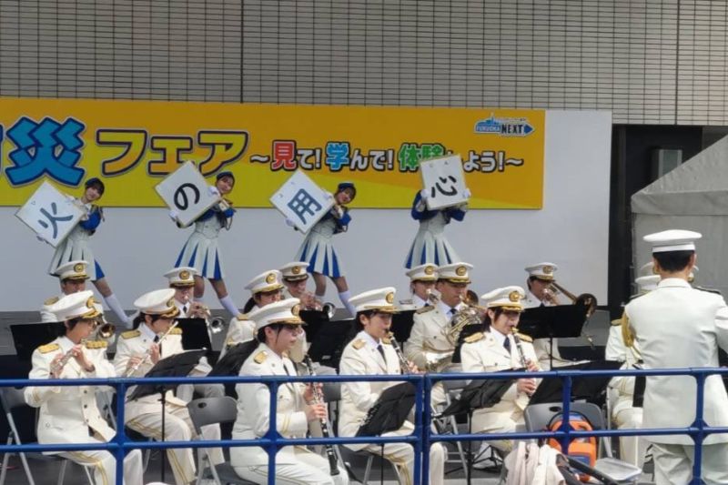 火の用心を呼びかける福岡市消防カラーガード隊の写真