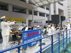 演奏・演技を行う福岡市消防音楽隊の写真