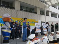 漫画家キリエさんとキリエさんが制作した消防消防少年団員募集ポスターをお披露目している写真