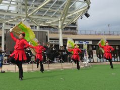 演技をするカラーガード隊の写真