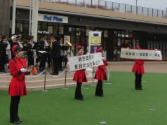 クイズを出題するカラーガード隊の写真