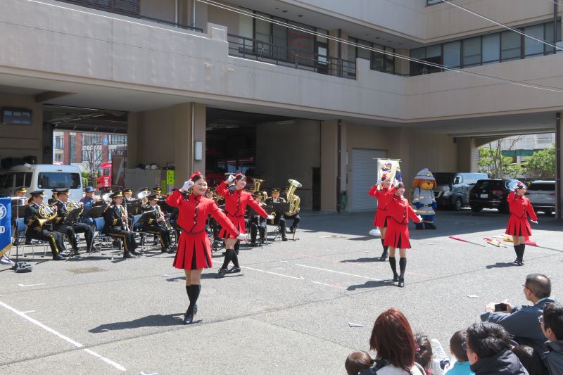 演奏、演技をする消防音楽隊の写真