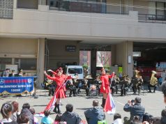 演技をするカラーガード隊の写真