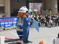 司会を務める消防隊員の写真