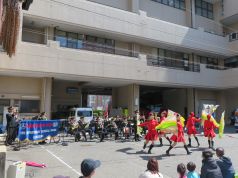 演奏、演技をする消防音楽隊の写真