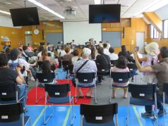 演奏に合わせて体を動かしてくれている写真