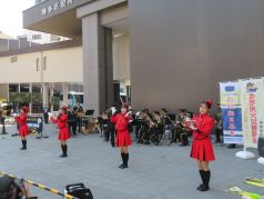 演奏、演技をする消防音楽隊の写真