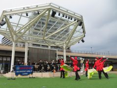 演奏、演技をする消防音楽隊の写真