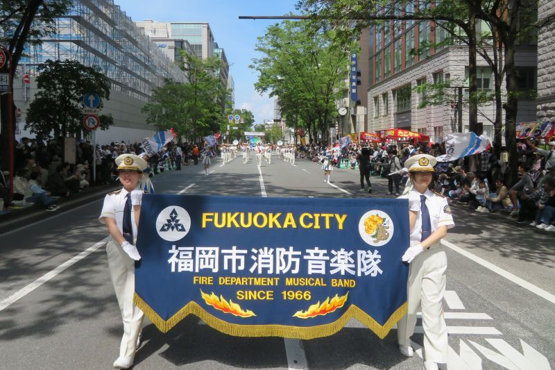 どんたく広場でパレードをする消防音楽隊の写真