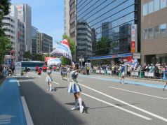 はかた駅前通りで演技をするカラーガード隊の写真