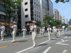 どんたく広場でパレードをする消防音楽隊の写真