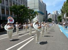 はかた駅前通りで演奏・演技をする消防音楽隊の写真