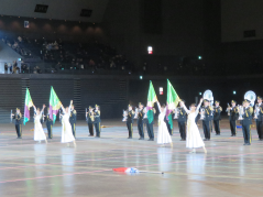 消防出初式で演技をするカラーガード隊