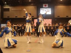 福岡市消防カラーfガード隊の決めポーズの写真