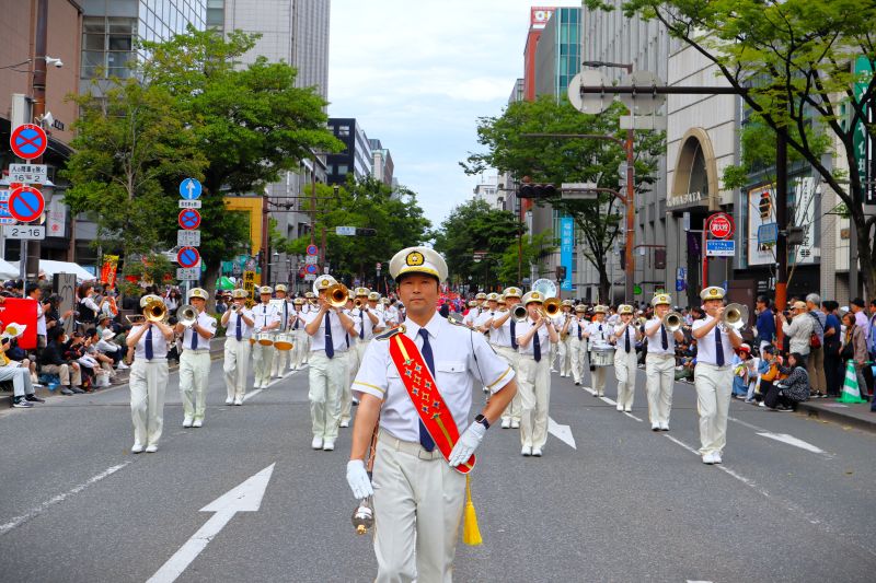 どんたくでパレードをする消防音楽隊の写真